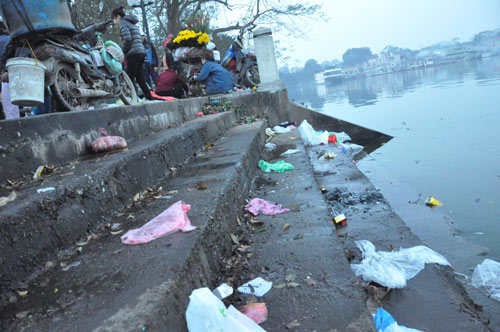 Túi nylon tại các nơi thả cá ở Hà Nội